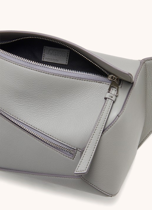 LOEWE Puzzle Edge Small crossbodytas van kalfsleer - detail middengrijs