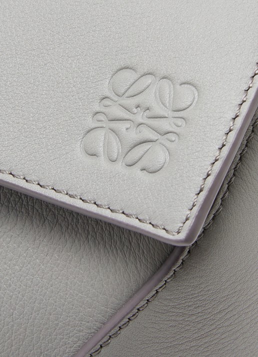 LOEWE Puzzle Edge Small crossbodytas van kalfsleer - detail 2 middengrijs
