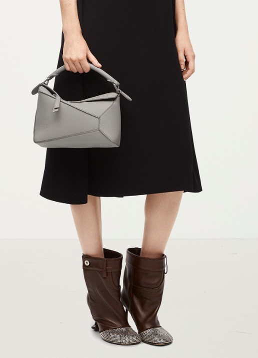 LOEWE Puzzle Edge Small handtas van kalfsleer - voorkant 8 lichtgrijs