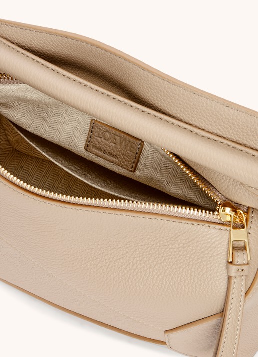 LOEWE Puzzle Edge Small handtas van kalfsleer - detail 4 zand
