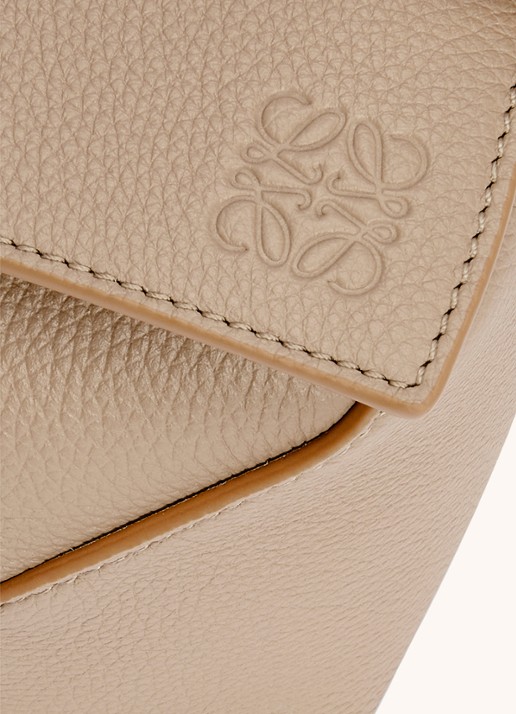 LOEWE Puzzle Edge Small handtas van kalfsleer - detail 5 zand