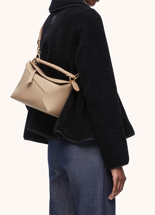 LOEWE Puzzle Edge Small handtas van kalfsleer - voorkant 8 zand