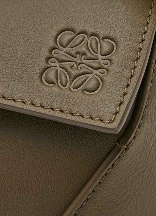LOEWE Puzzle Edge Small handtas van kalfsleer - detail 8 bronsgroen