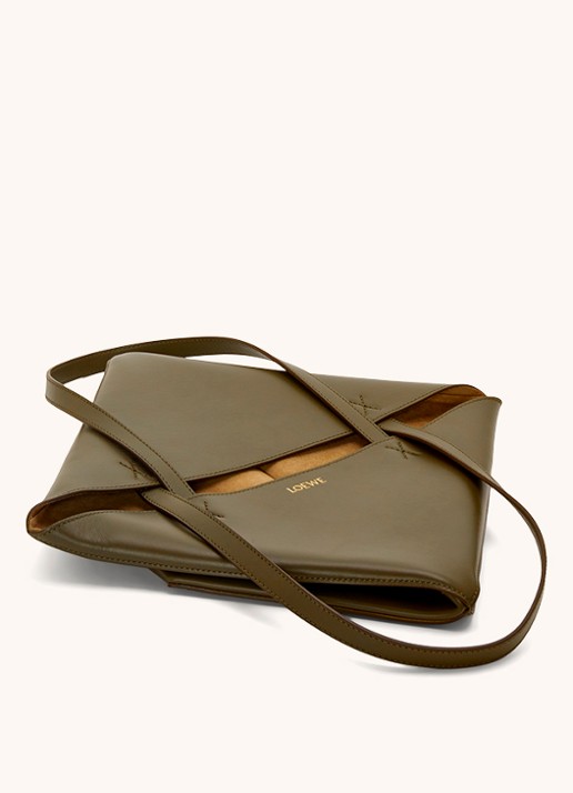 LOEWE Puzzle Fold Medium shopper van kalfsleer - detail 8 bronsgroen