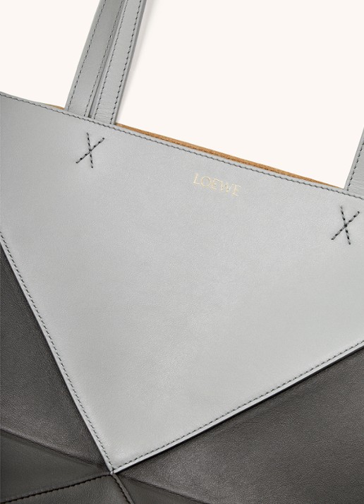 LOEWE Puzzle Fold Medium shopper van kalfsleer - detail 4 lichtgrijs