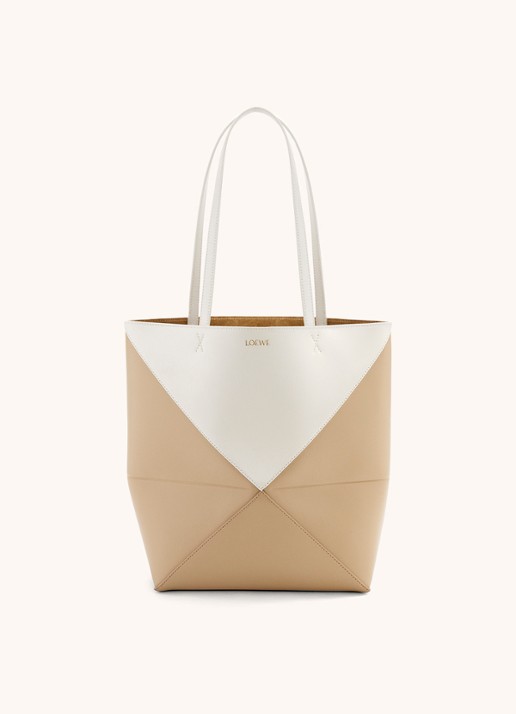 LOEWE Puzzle Fold Medium shopper van kalfsleer - voorkant zand