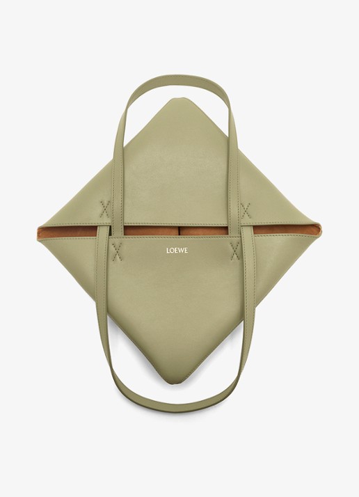 LOEWE Puzzle Fold Medium shopper van kalfsleer - detail olijfgroen
