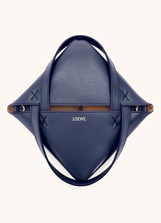 LOEWE Puzzle Fold Mini shopper van kalfsleer - detail 4 donkerblauw