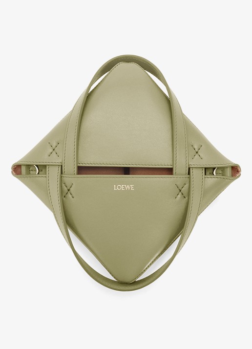 LOEWE Puzzle Fold Mini shopper van kalfsleer - detail 5 olijfgroen