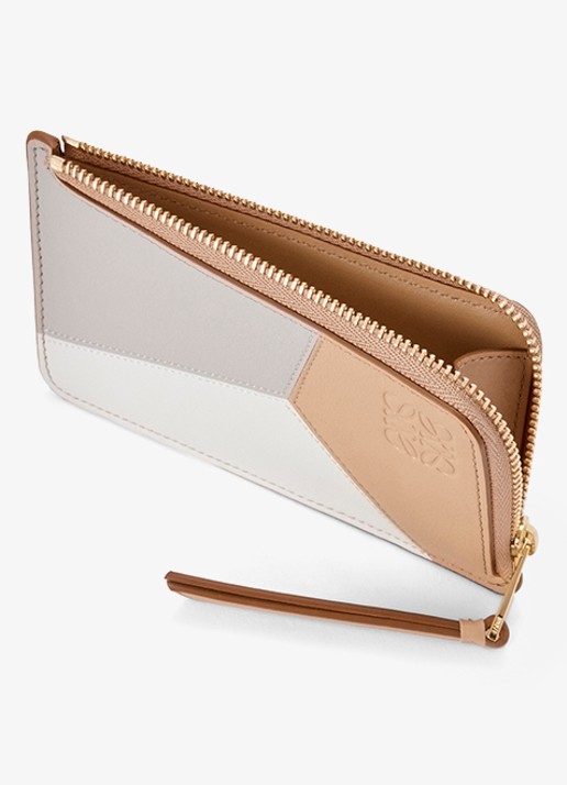 LOEWE Puzzle pasjeshouder van kalfsleer - detail beige