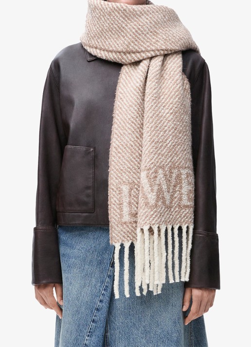 LOEWE Sjaal van bouclé met logo 184 x 47 cm - voorkant 2 beige