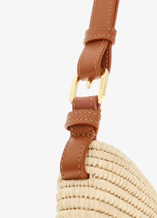 LOEWE Swing Medium schoudertas van raffia met kalfsleren details - detail 5 beige