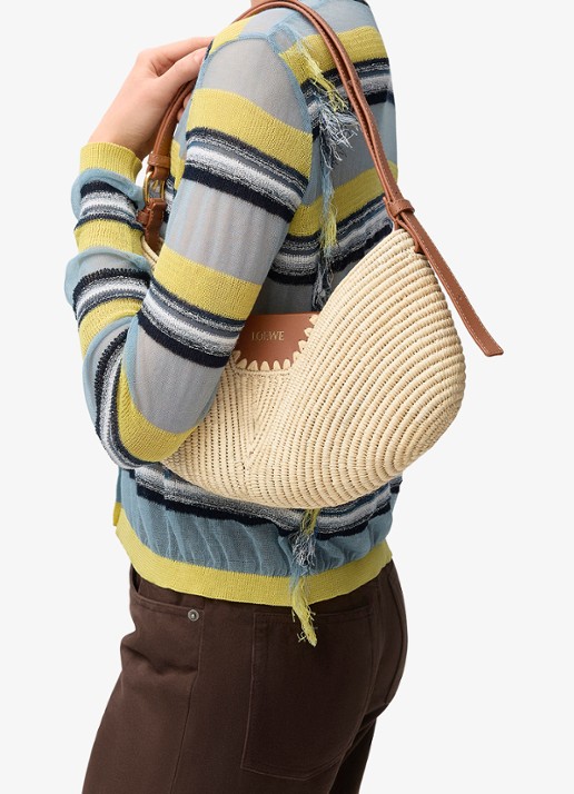 LOEWE Swing Medium schoudertas van raffia met kalfsleren details - voorkant 8 beige