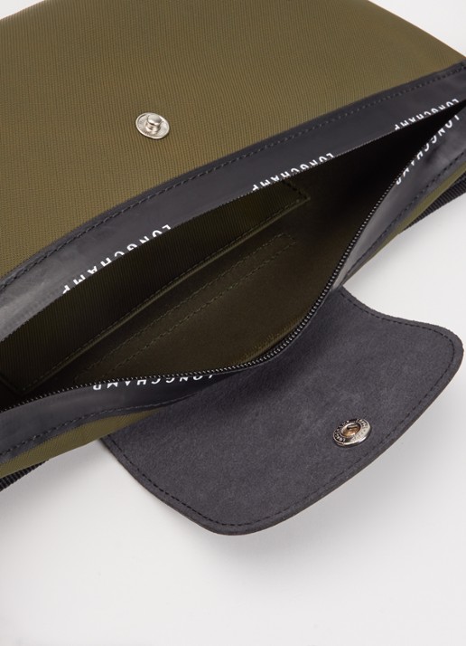 Longchamp Le Pliage Energy heuptas M met leren details - detail khaki