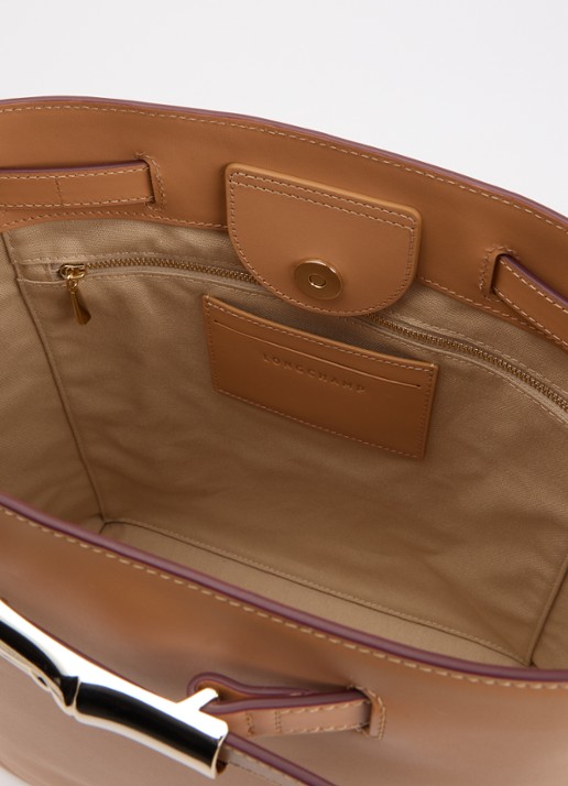 Longchamp Le Smart schoudertas van kalfsleer met verstelbare schouderriem - detail camel