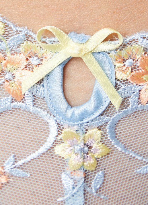 Lounge Lyra string van mesh met bloemborduring en volant - detail 4 lichtblauw