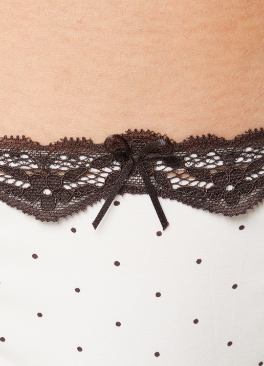 Lounge Reve string met stippenprint en kant - detail 4 ivoor