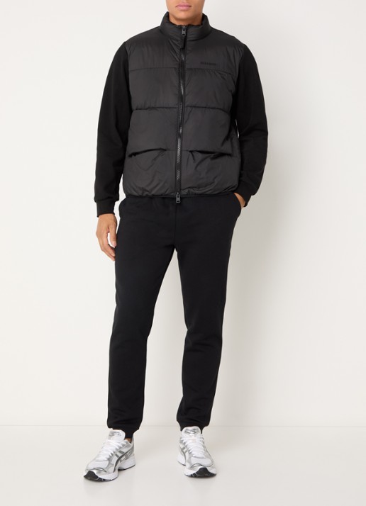 Lyle & Scott Sweatvest met gewatteerd voorpand en logo - voorkant 3 zwart
