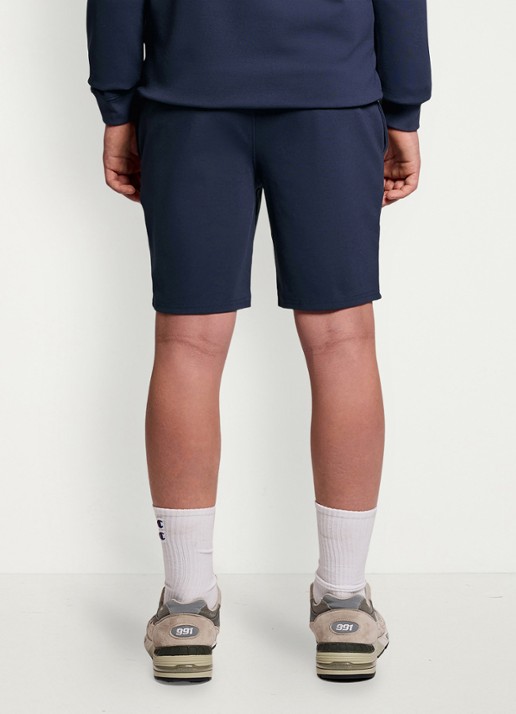 Lyle & Scott Wide fit korte joggingbroek met logoborduring - voorkant 2 donkerblauw