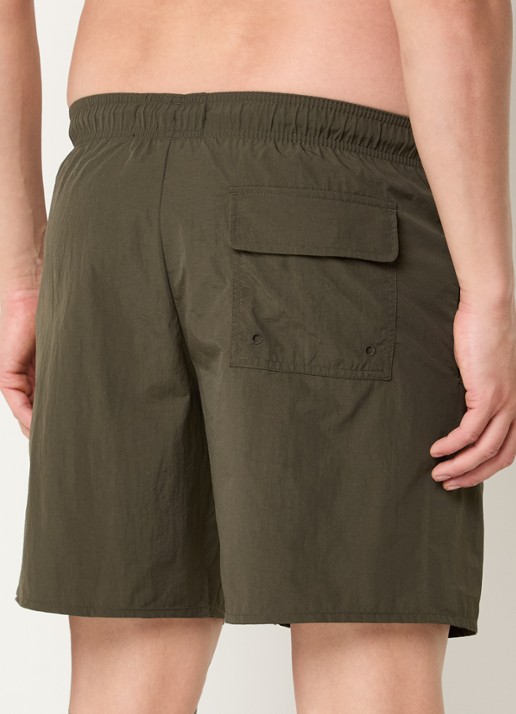 Lyle & Scott Zwemshorts met steekzakken en logo - achterkant olijfgroen