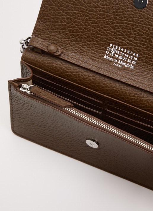 Maison Margiela Four Stitches clutch van kalfsleer met afneembare schouderriem - detail 3 donkerbruin