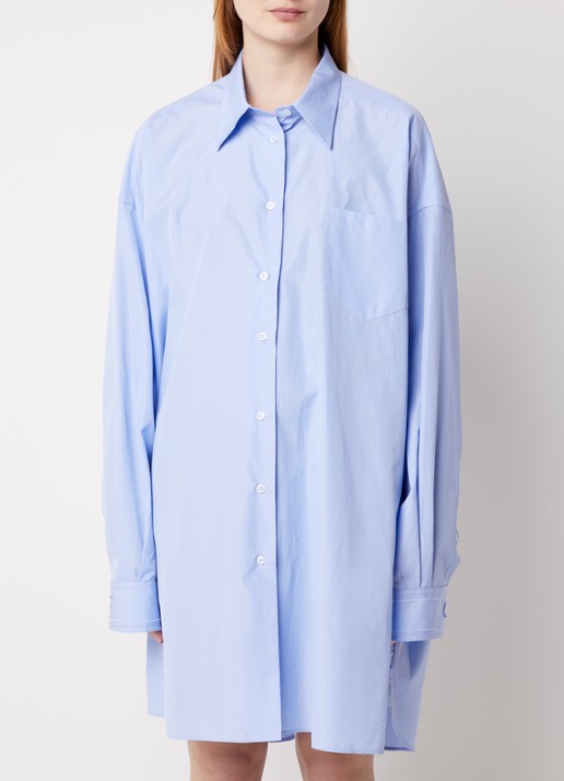 Maison Margiela Oversized mini blousejurk met borstzak - detail 2 lichtblauw