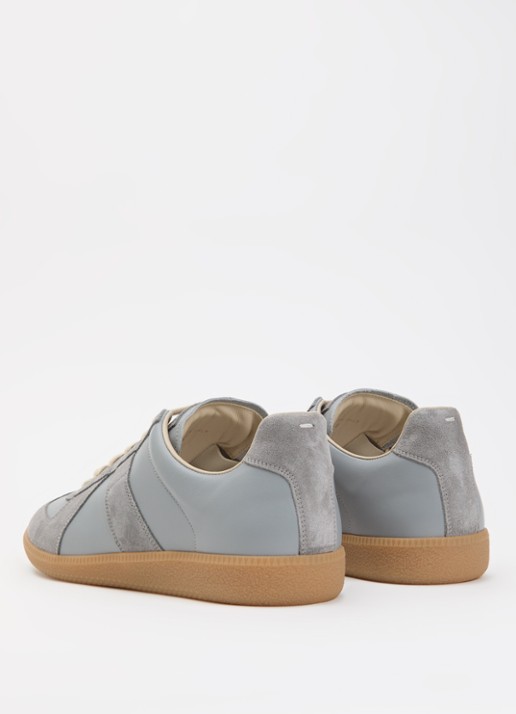 Maison Margiela Replica sneaker van kalfsleer met kalfssuède details - achterkant staalblauw