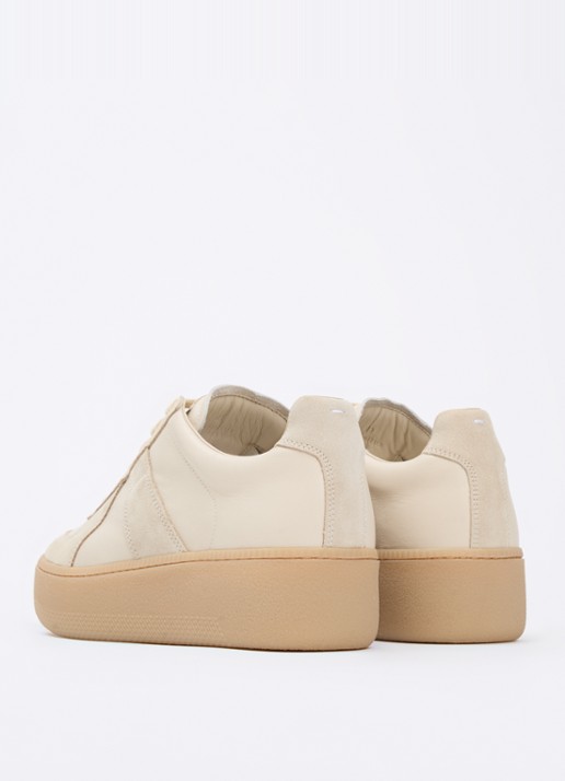 Maison Margiela Replica Wedge sneaker van kalfsleer met kalfssuède details - achterkant beige