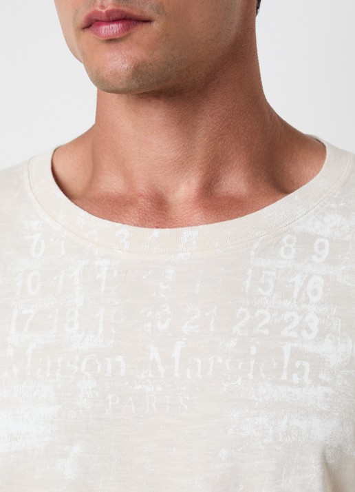 Maison Margiela T-shirt met logoprint - detail 2 creme