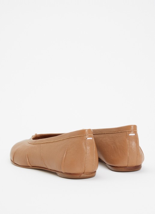 Maison Margiela Tabi ballerina van lamsleer met plooidetail - achterkant 2 camel