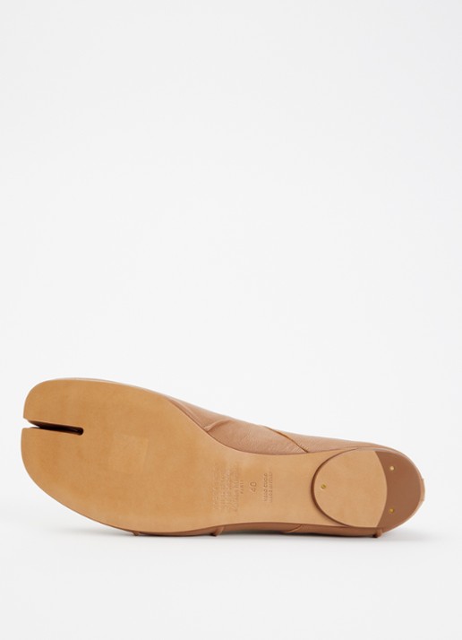 Maison Margiela Tabi ballerina van lamsleer met plooidetail - detail 5 camel
