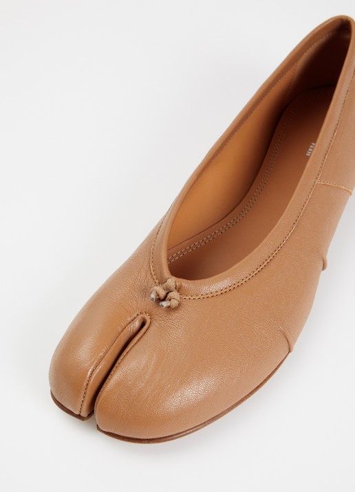 Maison Margiela Tabi ballerina van lamsleer met plooidetail - detail 6 camel