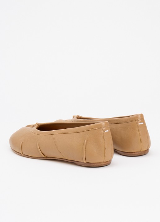 Maison Margiela Tabi New ballerina van lamsleer - achterkant lichtbruin