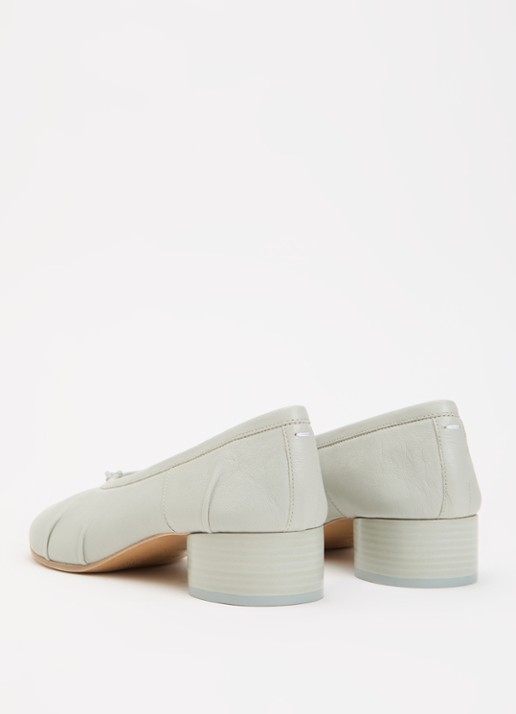 Maison Margiela Tabi pump van lamsleer - achterkant 7 lichtgrijs