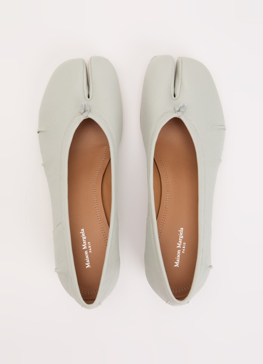 Maison Margiela Tabi pump van lamsleer - detail 2 lichtgrijs