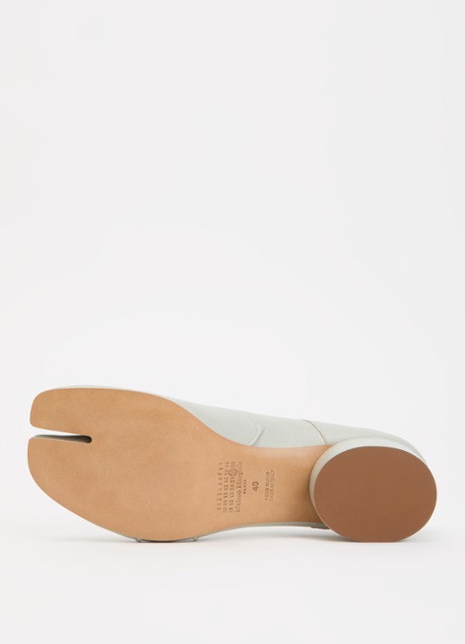 Maison Margiela Tabi pump van lamsleer - detail 3 lichtgrijs