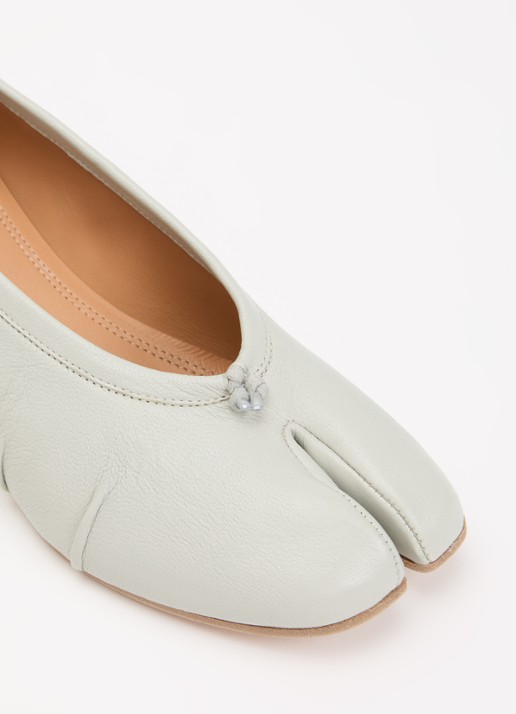 Maison Margiela Tabi pump van lamsleer - detail 4 lichtgrijs