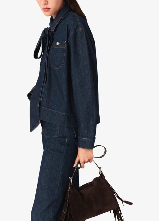 Maje Blouse van denim met sjaalkraag en opgestikte zakken  - detail 2 indigo