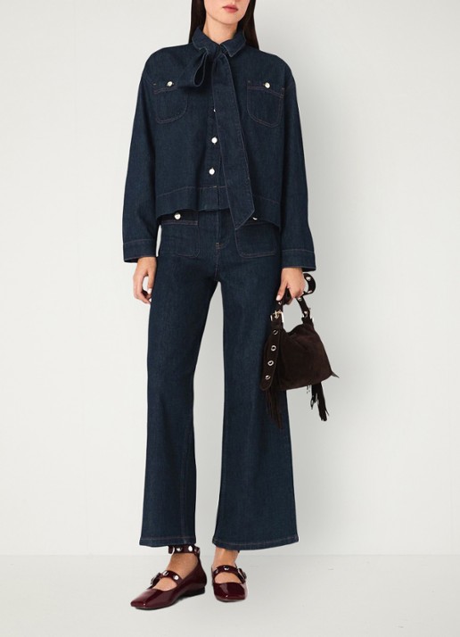 Maje Blouse van denim met sjaalkraag en opgestikte zakken  - voorkant 7 indigo