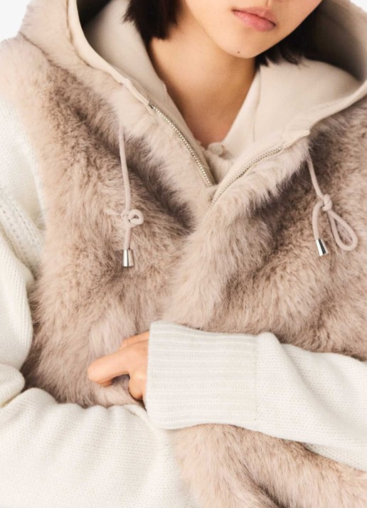 Maje Bodywarmer van imitatiebond - detail 3 beige