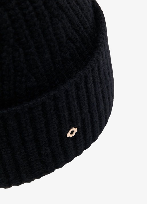 Maje Ribgebreide muts in kasjmierblend met logo - detail jeans