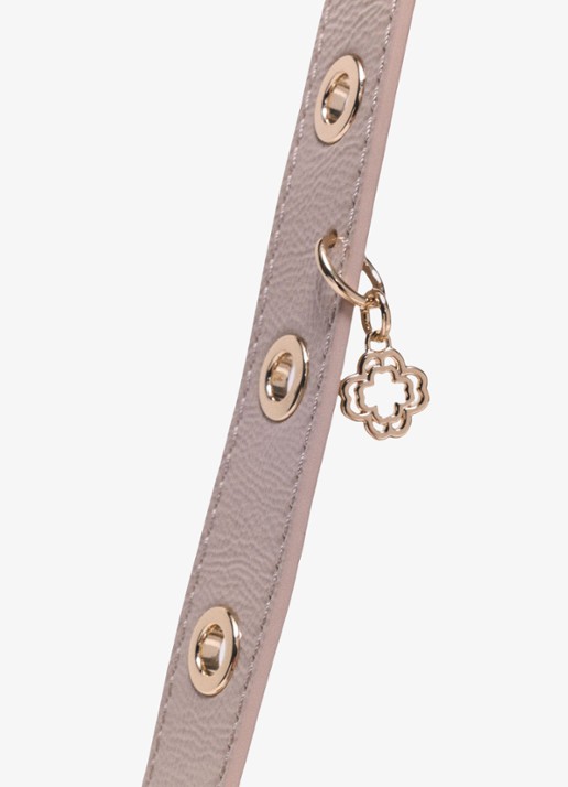 Maje Schoudertas van lakleer - detail 2 beige