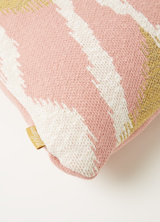 Malagoon Ikat sierkussen 50 x 50 cm - detail 3 roze