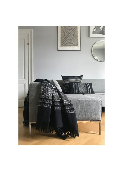 Malagoon Native Stripe sierkussen 60 x 60 cm - voorkant 2 zwart