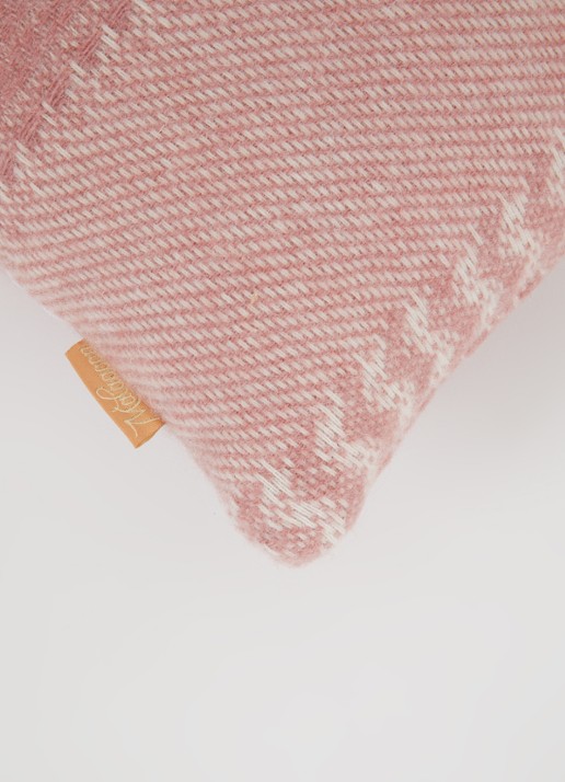 Malagoon Uptown sierkussen 35 x 60 cm - detail 4 roze