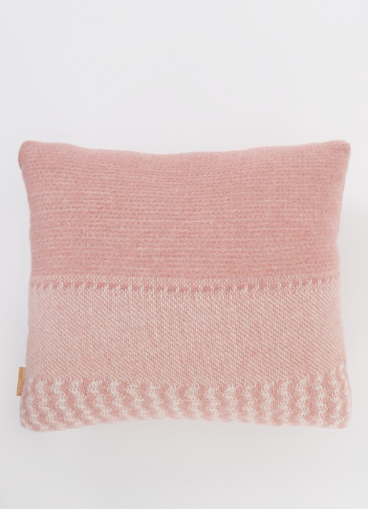Malagoon Uptown sierkussen 45 x 45 cm - detail 3 roze