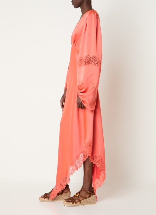Malina Seema midi jurk van satijn met asymmetrische zoom en details van kant - voorkant 4 koraal