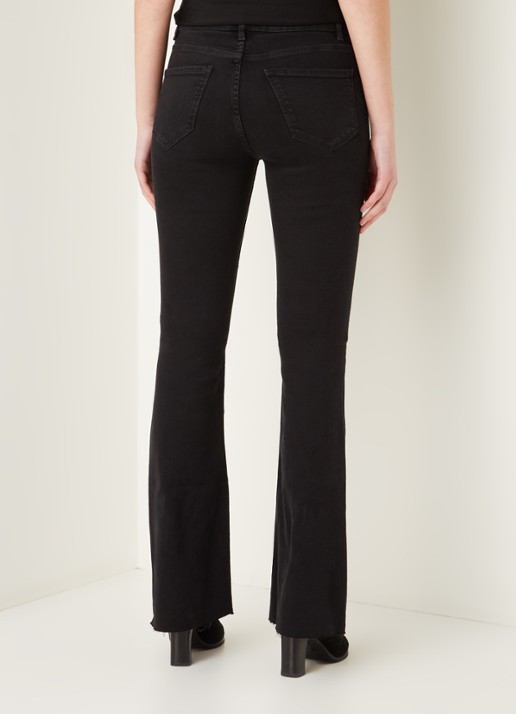 Mango Flare mid waist flared fit jeans met gerafelde zoom - achterkant zwart