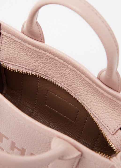 Marc Jacobs The Crossbody Tote handtas van leer - detail lichtroze
