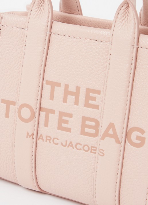 Marc Jacobs The Crossbody Tote handtas van leer - detail 3 lichtroze